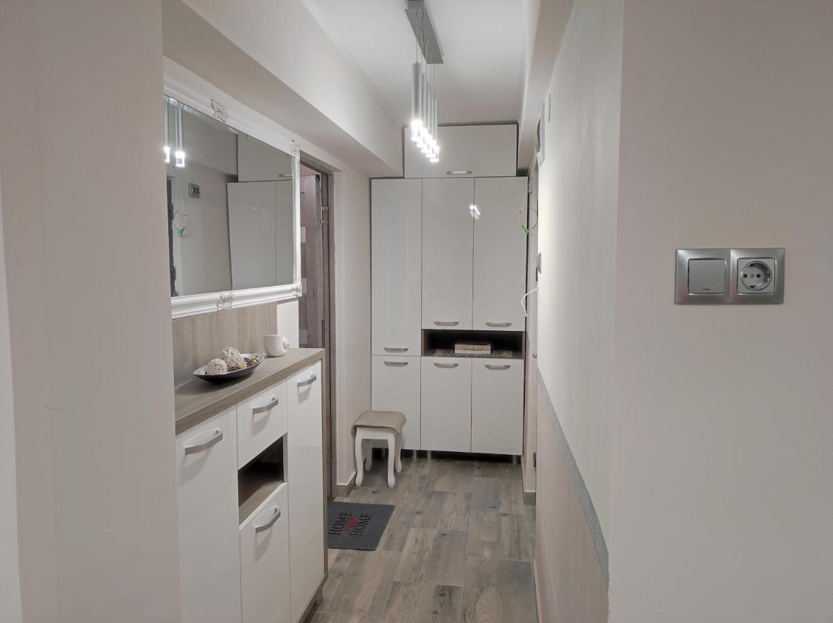 Midtown Apartment Oradea Buitenkant foto