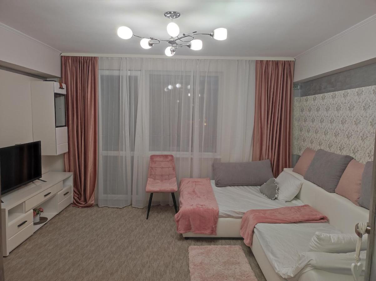Midtown Apartment Oradea Buitenkant foto