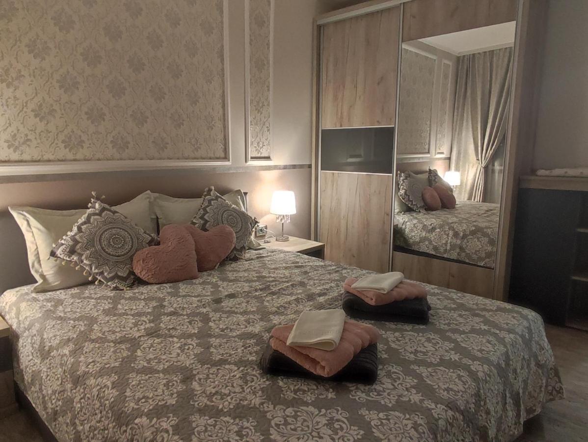 Midtown Apartment Oradea Buitenkant foto