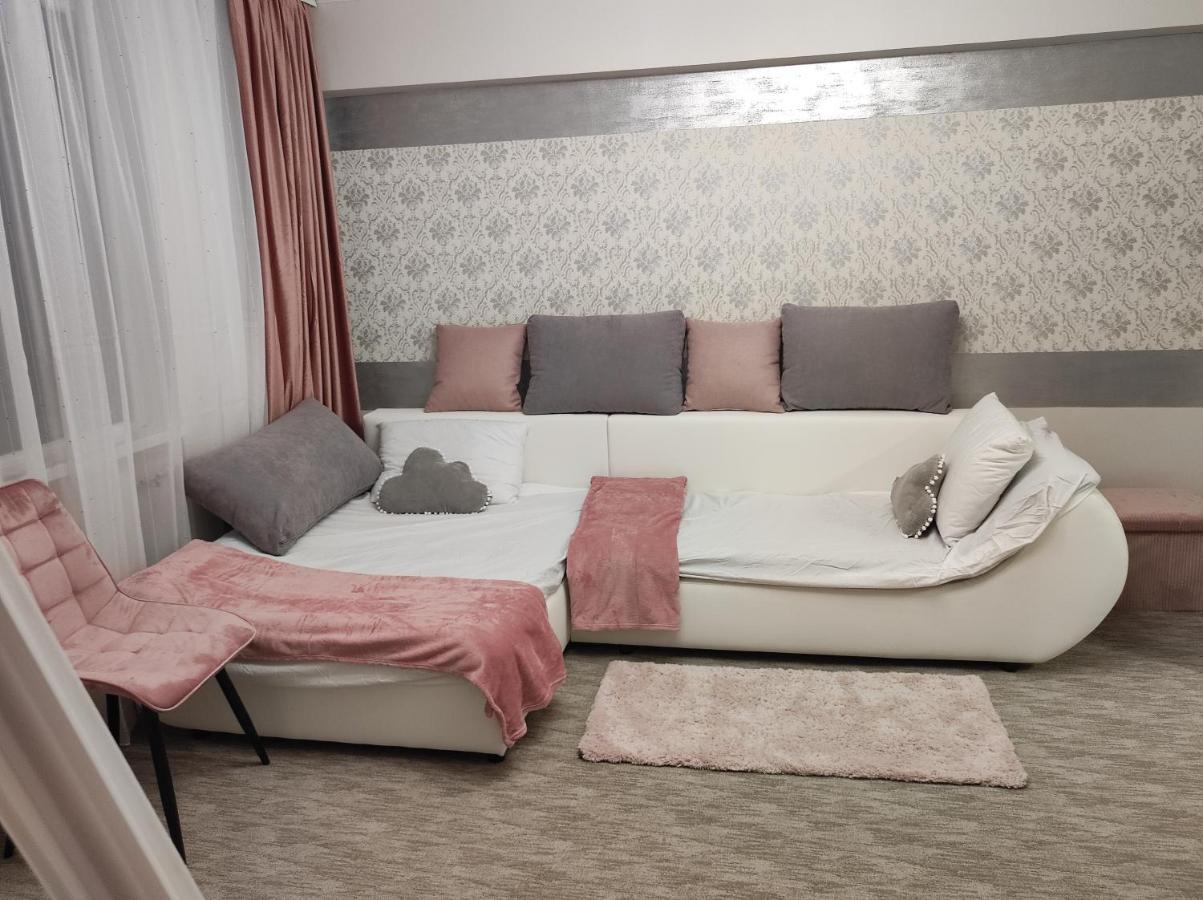 Midtown Apartment Oradea Buitenkant foto