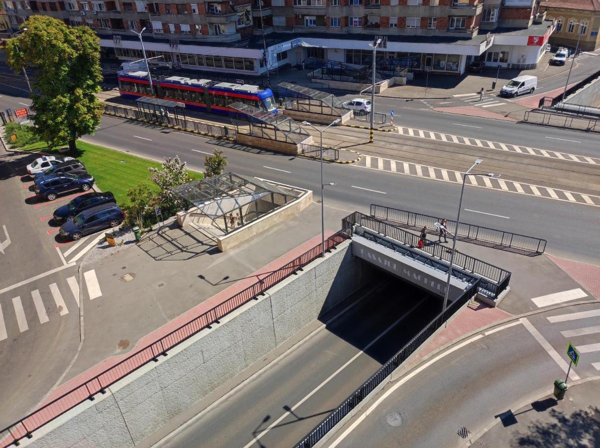Midtown Apartment Oradea Buitenkant foto