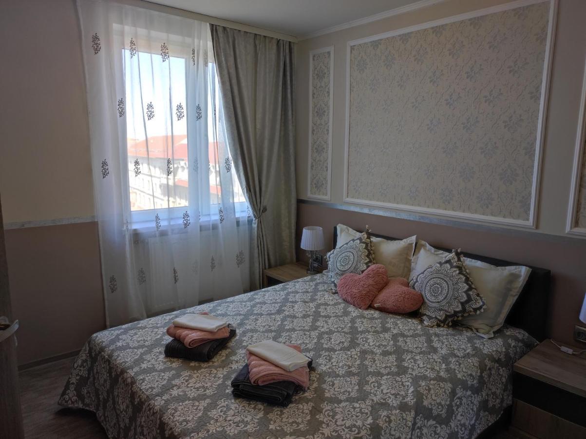 Midtown Apartment Oradea Buitenkant foto