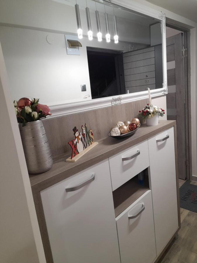 Midtown Apartment Oradea Buitenkant foto